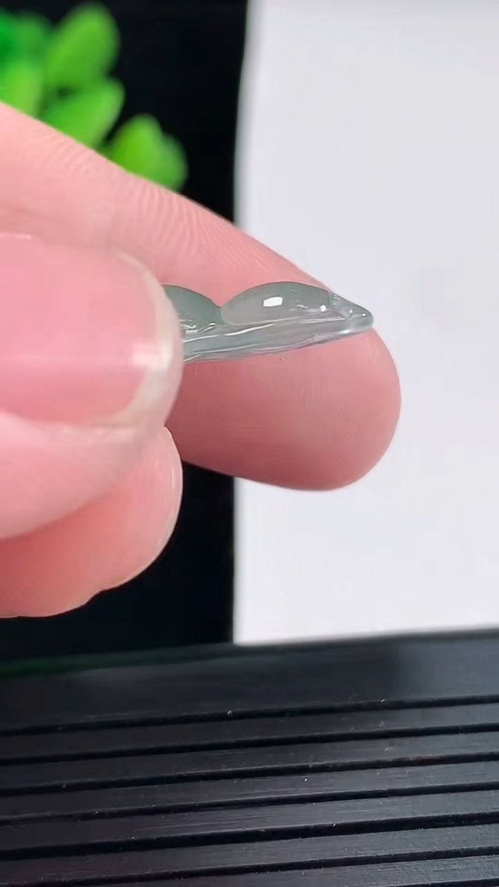 天然A货翡翠福豆吊坠，尺寸30.5-13.6-4.3重量:2.76g
4月25日