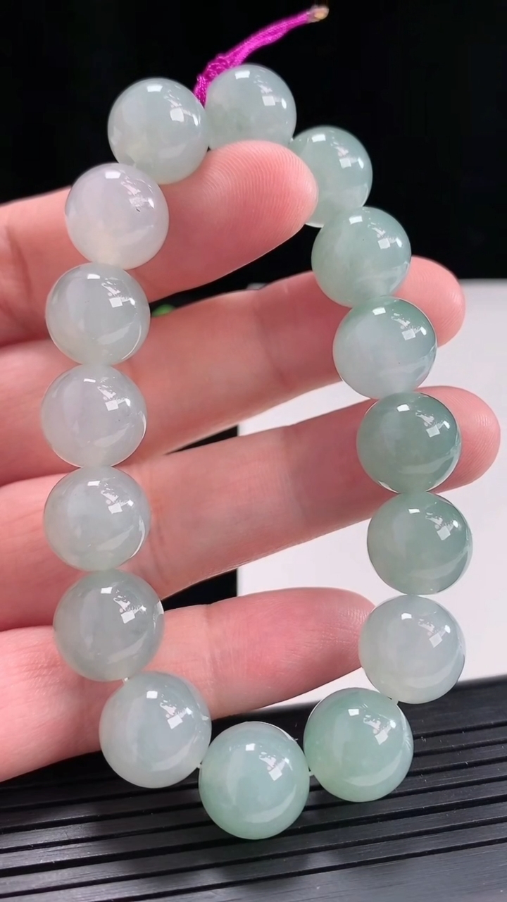 天然A货翡翠飘花圆珠手串，尺寸12.3-16颗重量:55.06g4月25日
工厂直销收藏佳品,种好水