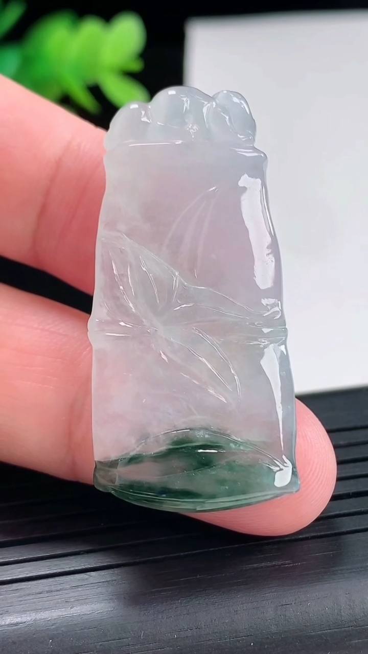 天然A货翡翠冰种飘花节节高升 竹节吊坠，尺寸43.6-20.5-4.8重量:9.46g
4月25日