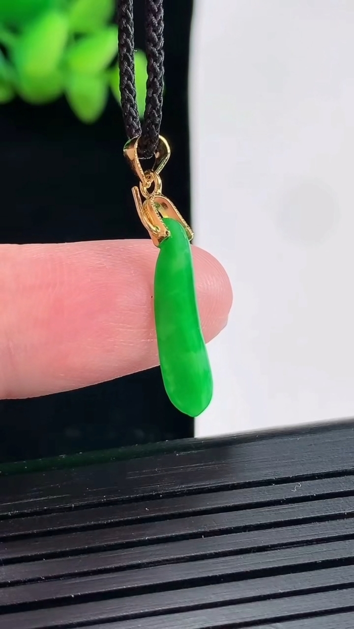 天然A货翡翠福瓜吊坠，尺寸81.7-4.9-1.8重:0.60g255
4月25日