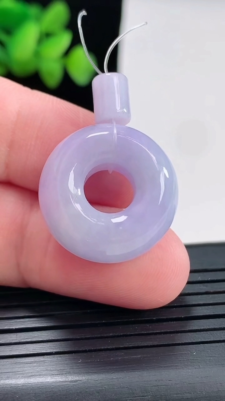 天然A货翡翠紫罗兰平安环吊坠尺寸21.5-9.6重量:8.71g
4月25日