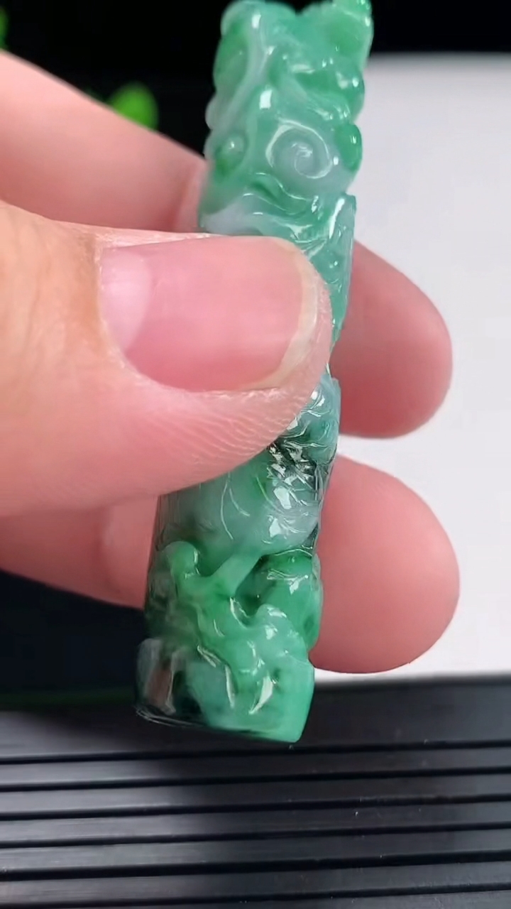 天然A货翡翠龙柱吊坠，尺寸57-12重量:19.14g
4月25日