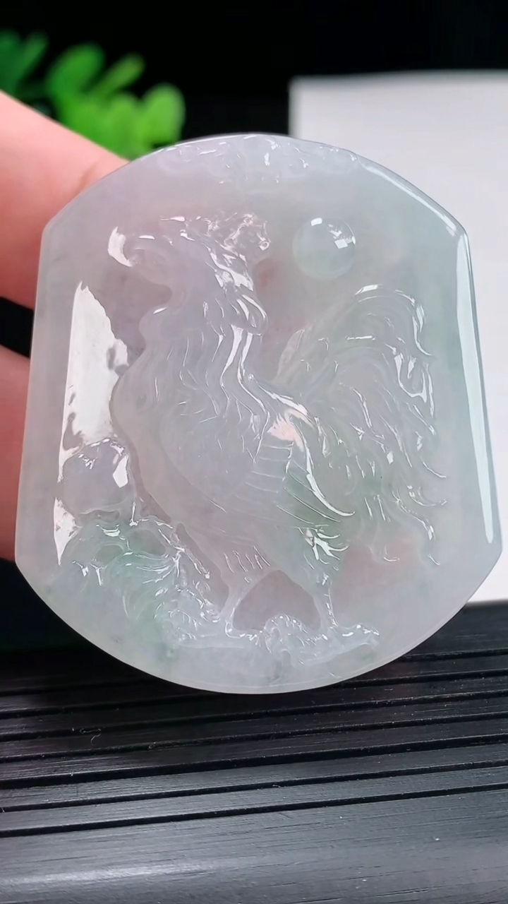 天然A货翡翠生肖鸡吊坠，尺寸50.5-42.8-5.6重量:26.09g
4月25日