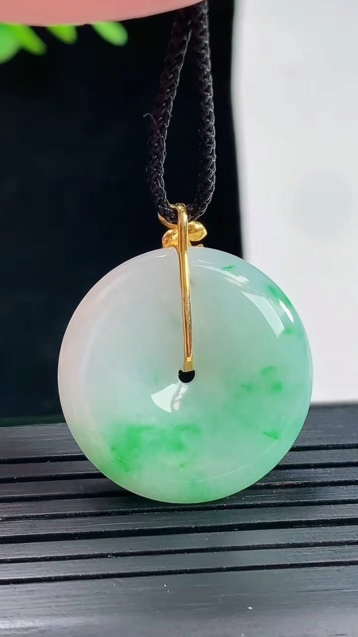 天然A货翡翠平安扣吊坠，尺寸25.5-5.2重量:7.76g
4月25日