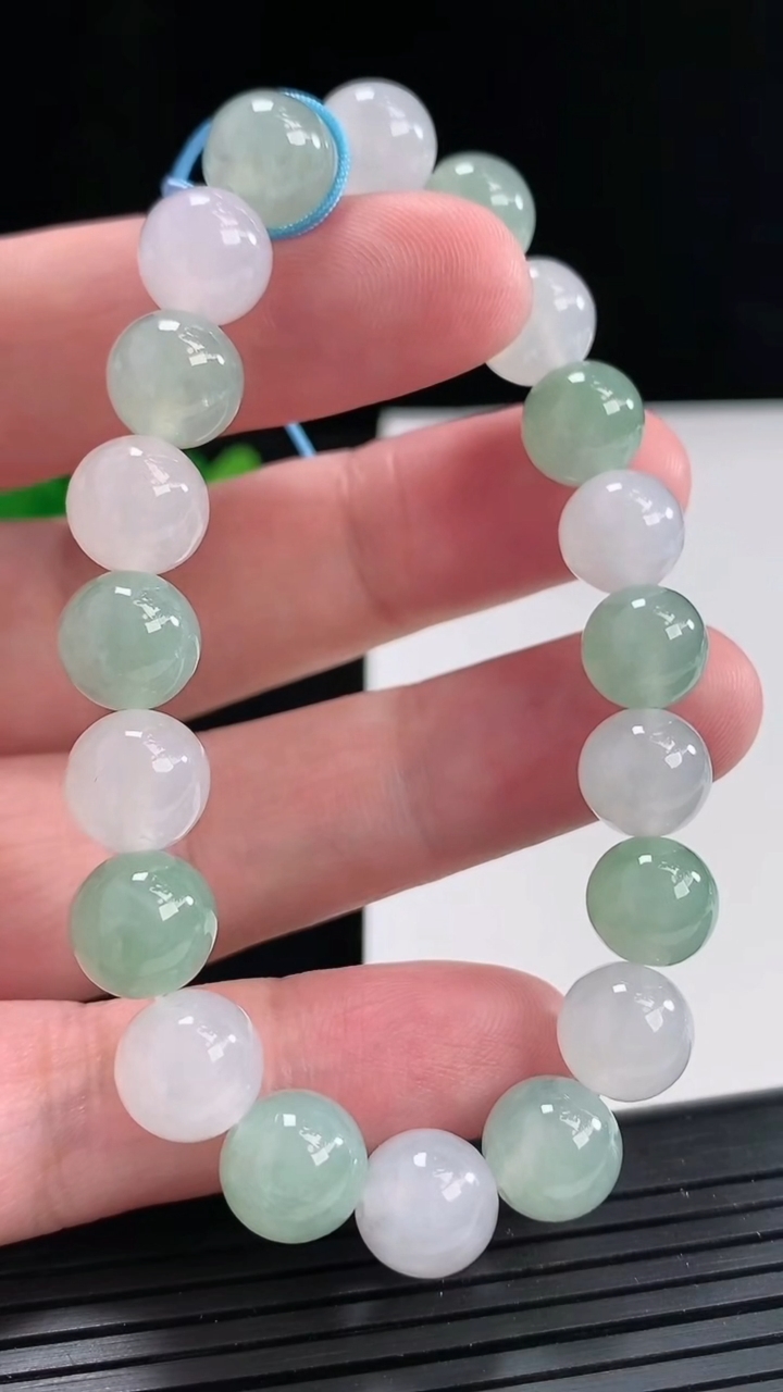 天然A货翡翠圆珠手串，尺寸9.5-20颗重量:30.05g4月25日
工厂直销收藏佳品,种好水足，色泽均匀，有种有色，上手高大气！