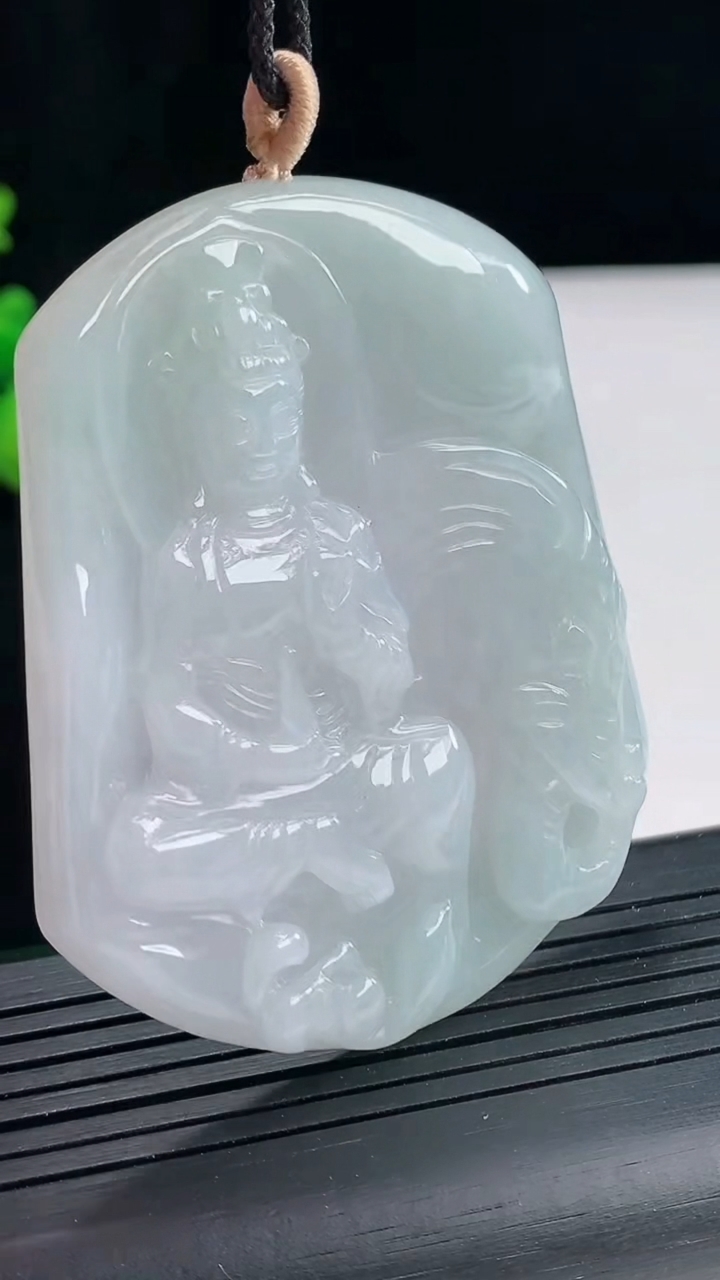 天然A货翡翠普贤菩萨吊坠，尺寸59.6-50-5.5重量:33.78g
4月25日