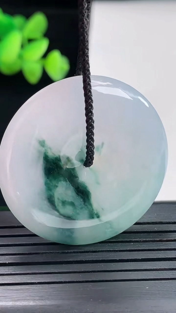 天然A货翡翠飘花平安扣吊坠，尺寸37-5.6重量:15.92g
4月25日