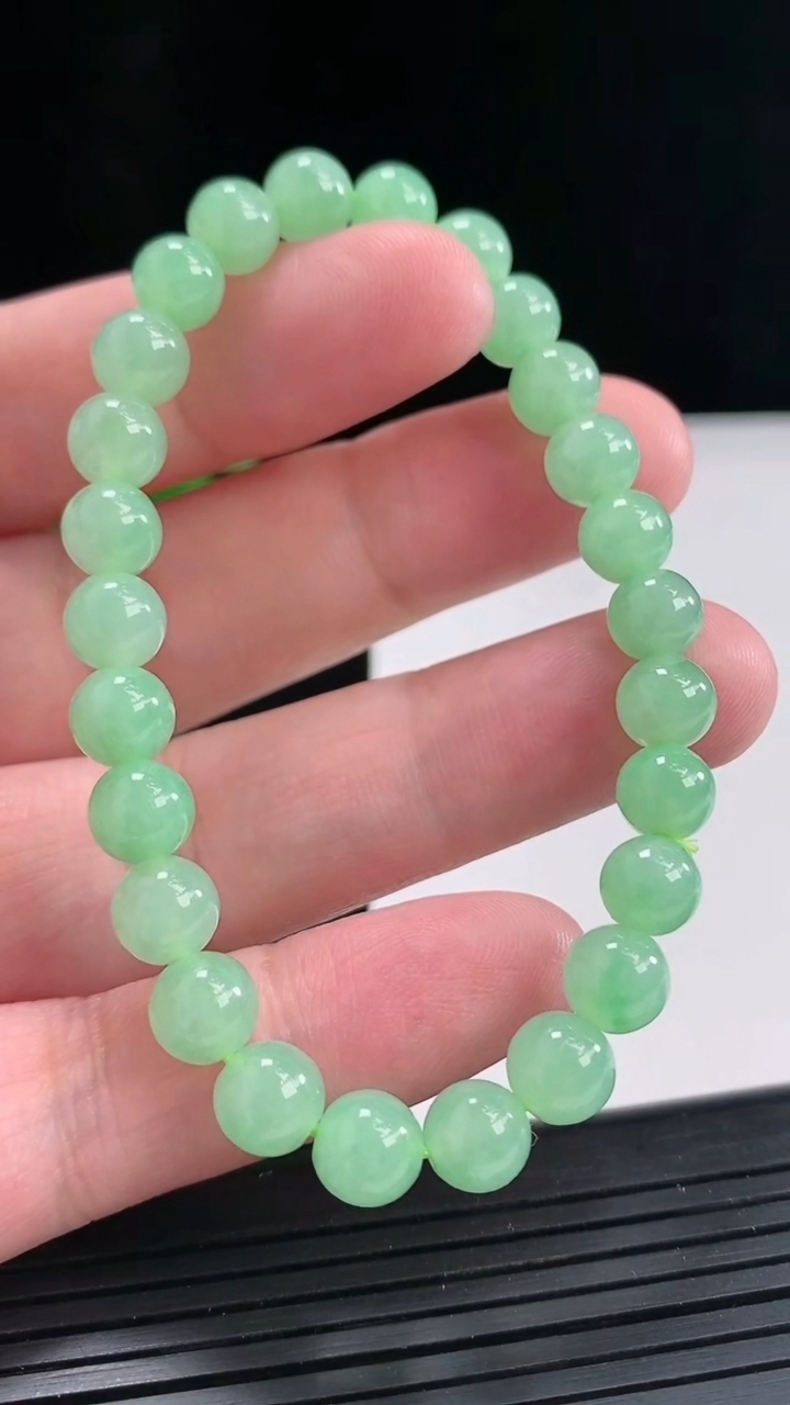 天然A货翡翠圆珠手串，尺寸7-26颗重量:16.41g4月25日
工厂直销收藏佳品,种好水足，色泽均匀，有种有色，上手高大气！