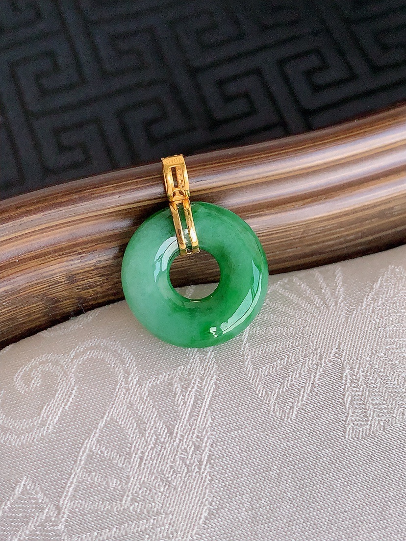 天然A货翡翠18K金镶嵌满绿平安环吊坠 
尺寸21-15.8-3.5mm 重量1.93g 0425