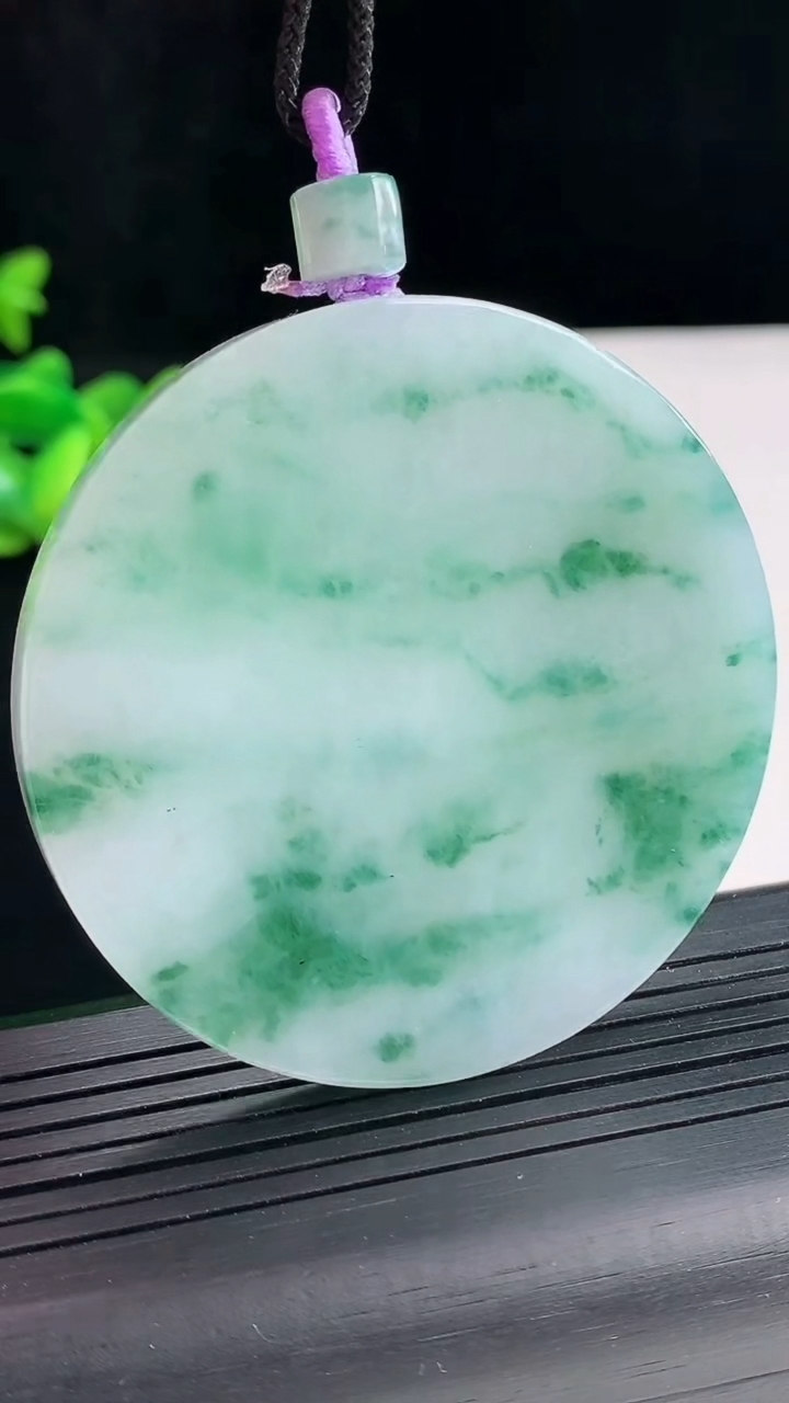 天然A货翡翠飘花无事牌吊坠，尺寸54-5.2重量:45.33g
4月25日