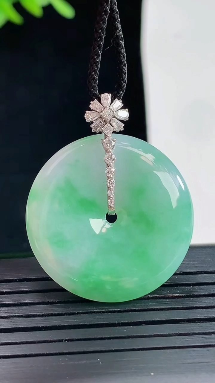 天然A货翡翠平安扣吊坠，尺寸27-5.2重量:8.66g
4月25日