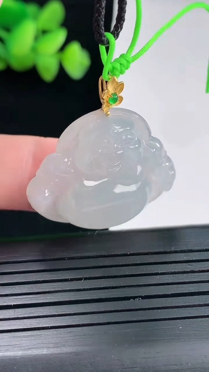 天然A货翡翠种白冰佛公吊坠，尺寸24-28.6-6重量:6.18g
4月25日
