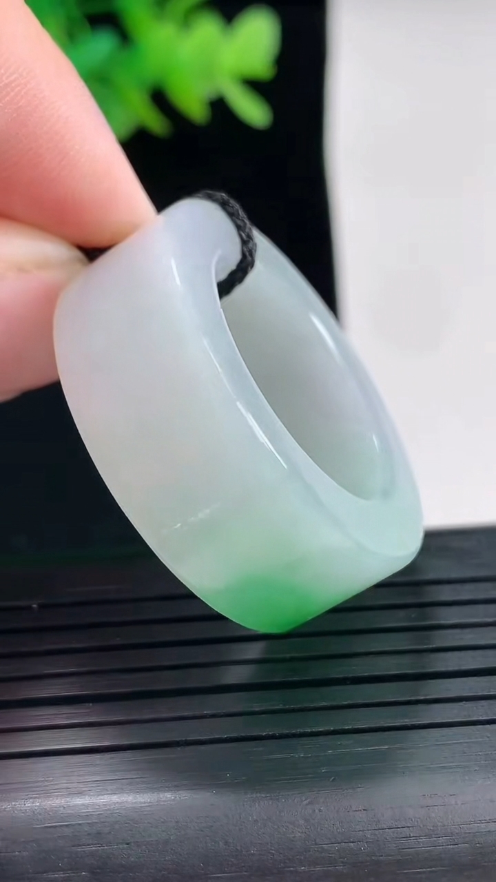 天然A货翡翠玉指环 扳指，尺寸22-12-6重量:21.53g2026年4月25日
工厂直销收藏佳品,种好水足，色泽均匀，有种有色，上手高大气！