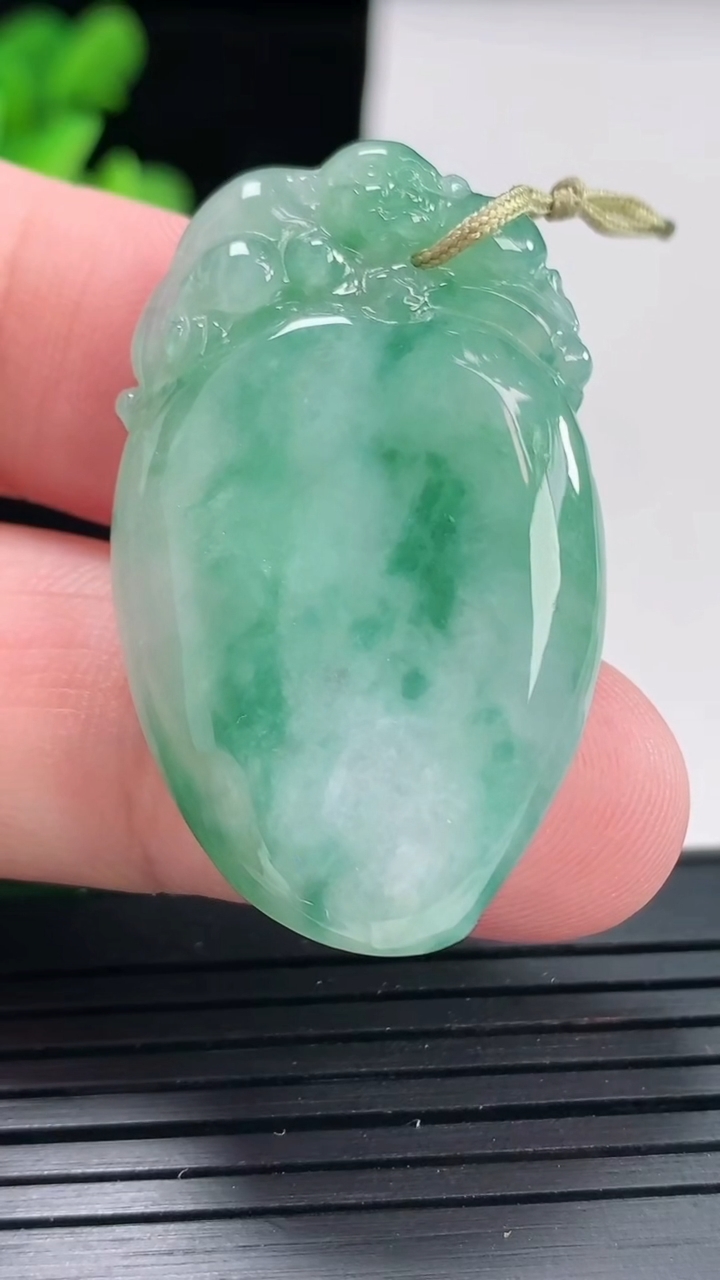 天然A货翡翠寿桃吊坠，尺寸40.6-25-5.2重量:11.11g
4月25日