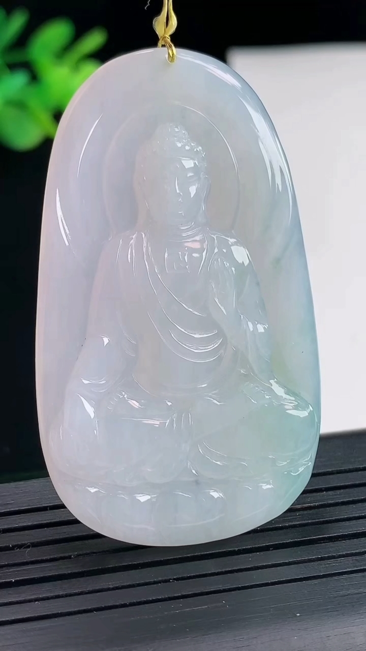 天然A货翡翠大日如来佛吊坠，尺寸57.2-33-4.5重量:19.41g
4月25日