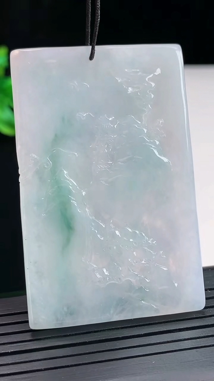 天然A货翡翠牌吊坠，尺寸59.5-39-6重量:32.18g
4月25日