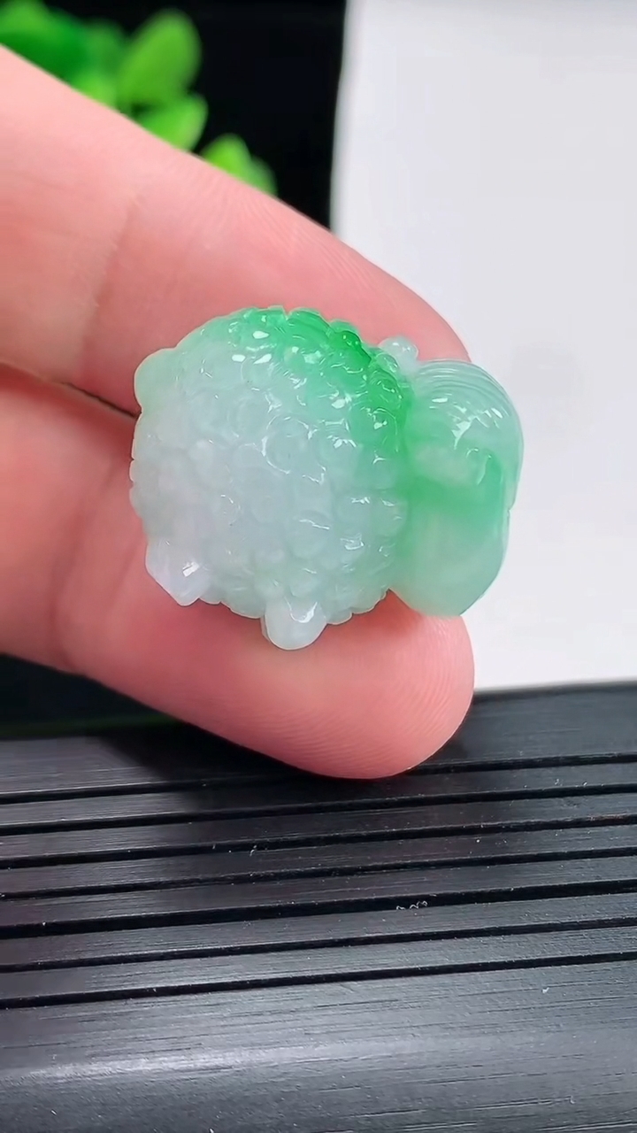 天然A货翡翠生肖羊吊坠，尺寸23.8-19-14.5重量:11.66g
4月25日