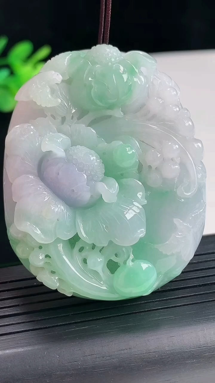 天然A货翡翠花开富贵吊坠，尺寸56.5-45.6-12.5重量:60.00g
4月25日