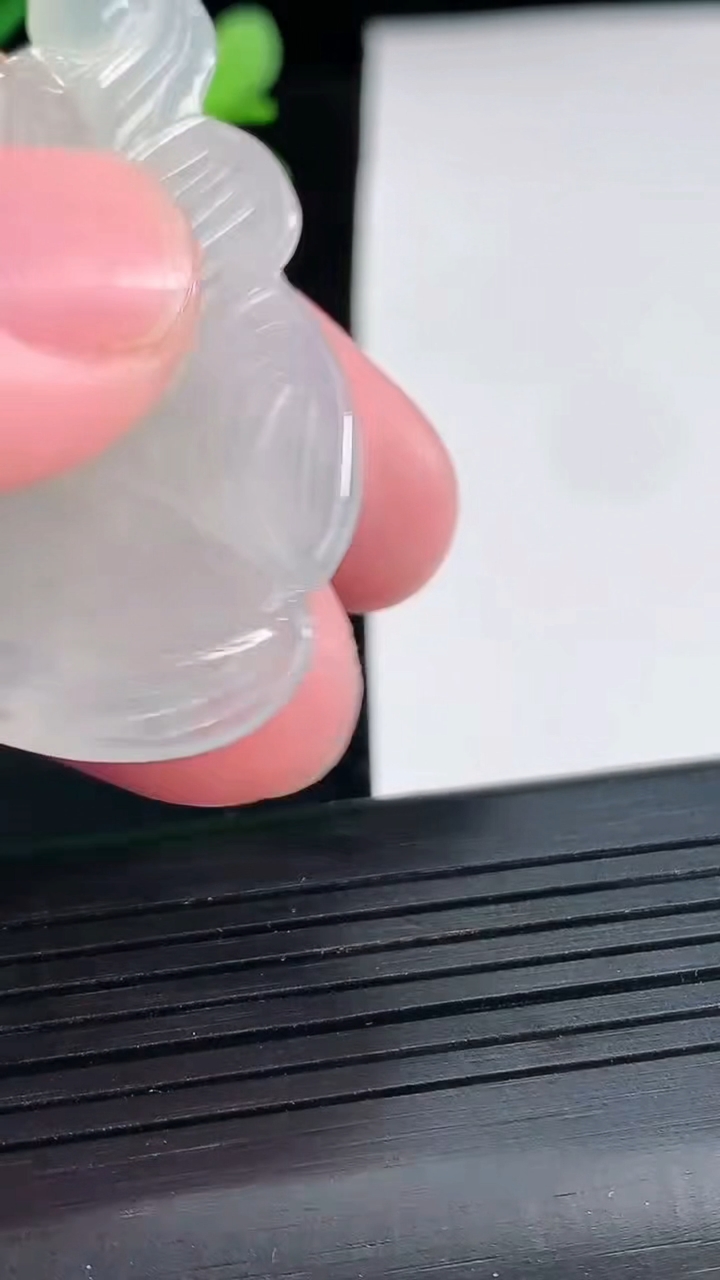 天然A货翡翠九尾狐吊坠，尺寸46.6-28-8.2重量:14.90g
4月25日