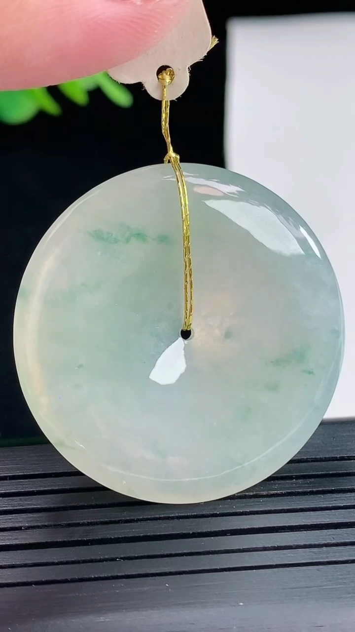 天然A货翡翠飘花平安扣吊坠，尺寸39-6重量:18.28g
4月25日