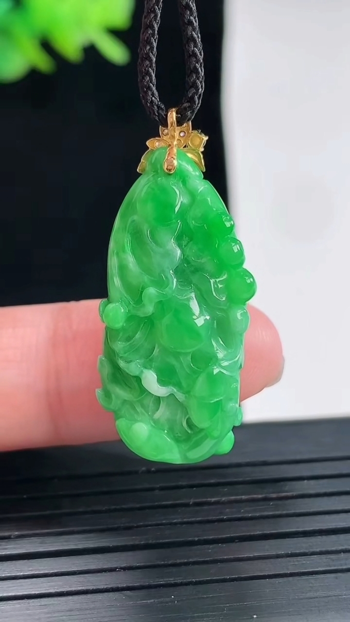 天然A货翡翠白菜吊坠，尺寸28-14-9.5重量:6.50g
4月25日
