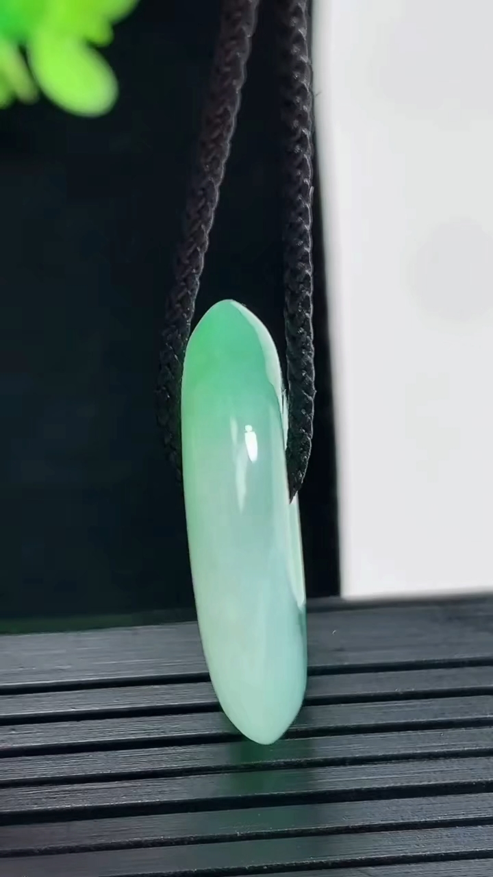 天然A货翡翠平安扣吊坠，尺寸26-5.2重量:8.14g
4月25日