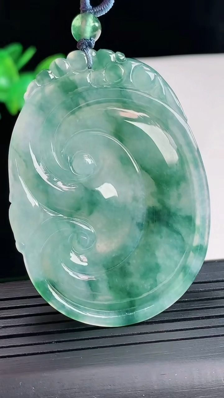 天然A货翡翠飘花如意吊坠，尺寸56-42-5重量:24.34g
4月25日