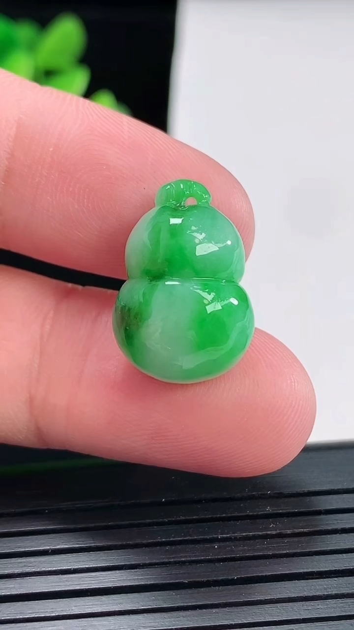 天然A货翡翠葫芦吊坠，尺寸20-13.5-9.2重量:4.16g
4月25日