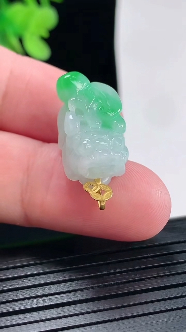 天然A货翡翠貔貅吊坠，尺寸18.5-11.5-11重量:5.43g
4月25日