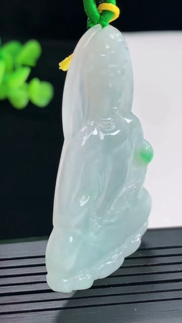 天然A货翡翠大势至菩萨吊坠，尺寸55-33.6-5.2重量:17.99g
4月25日