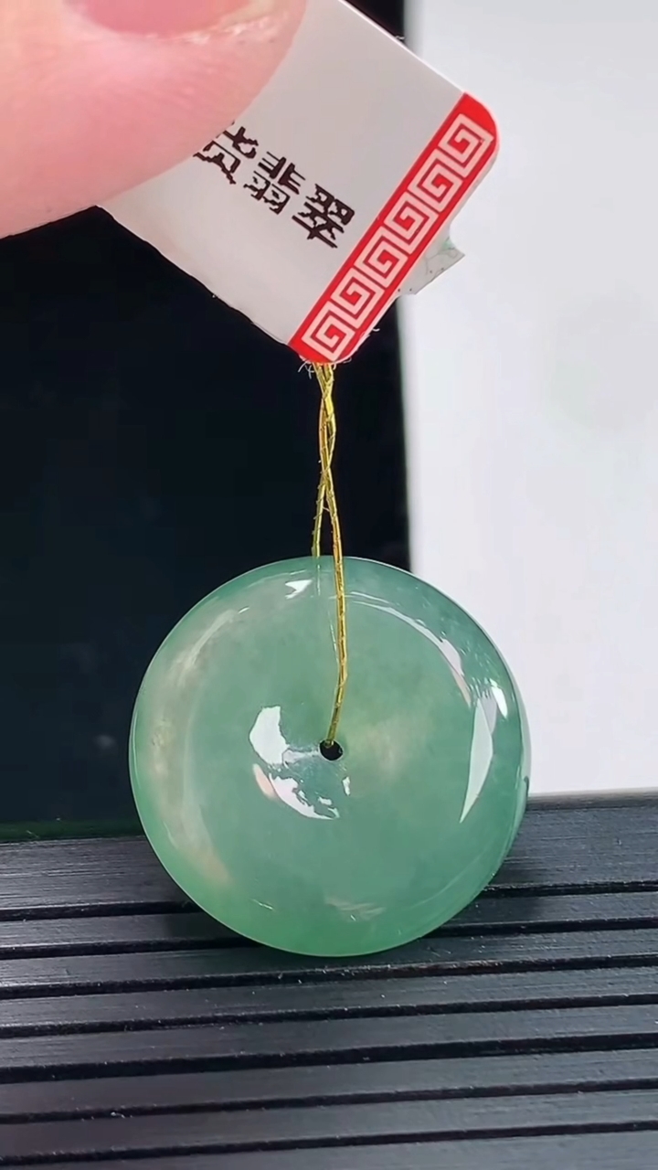 天然A货翡翠平安扣吊坠，尺寸21-5.2重量:5.14g
4月25日