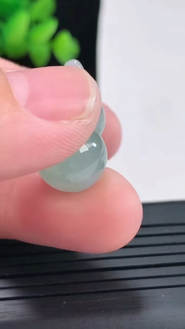 天然A货翡翠葫芦吊坠尺寸22-13-12重量:5.32g
4月25日