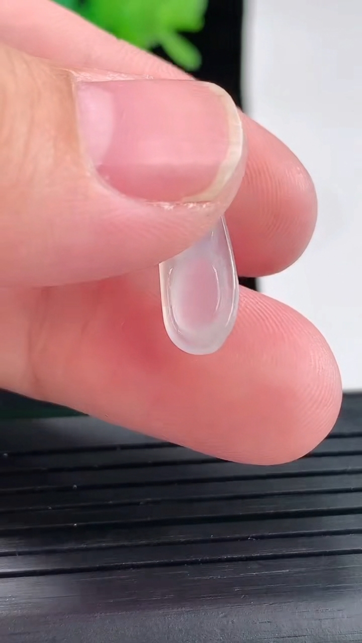 天然A货翡翠福豆吊坠，尺寸23-6.5-3.6重量:1.13g
4月25日