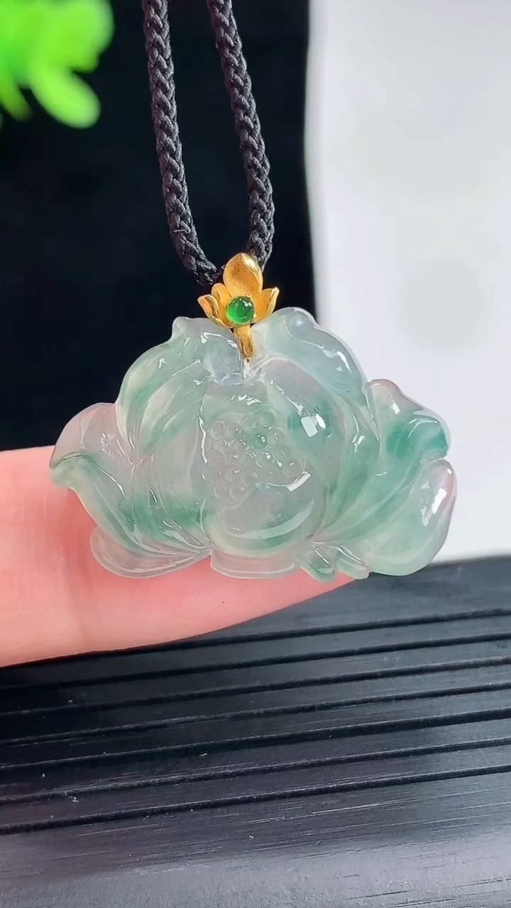 天然A货翡翠18k金飘花和和美美 荷花吊坠，尺寸17.5-26.5-4.6重量:3.57g
4月25