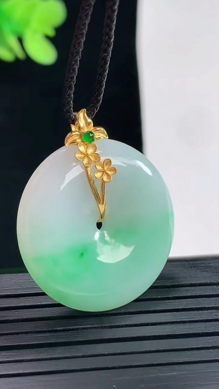 天然A货翡翠平安扣吊坠，尺寸27-5.5重量:9.06g
4月25日