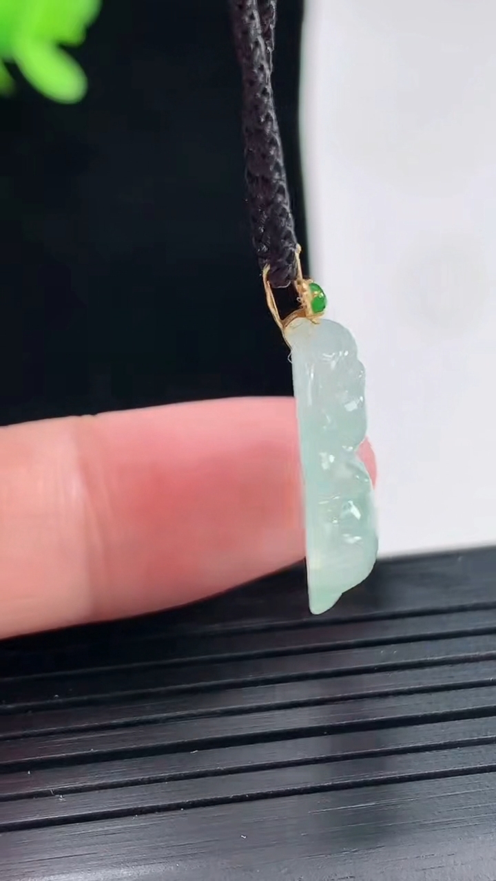 天然A货翡翠佛公吊坠，尺寸18.6-21-4.6重量:2.76g
4月25日