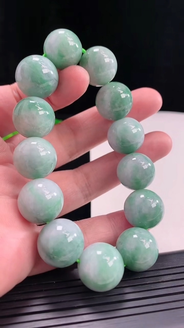 天然A货翡翠圆珠手串，尺寸16.6重:103.54g2294月25日
工厂直销收藏佳品,种好水足，色泽均匀，有种有色，上手高大气！