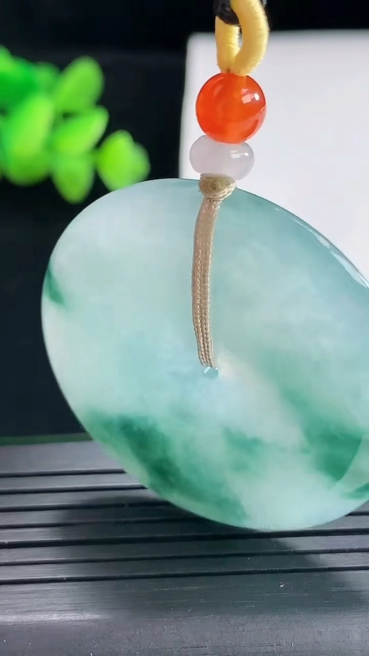 天然A货翡翠飘花平安扣吊坠，尺寸40-5.6重量:20.70g
4月25日