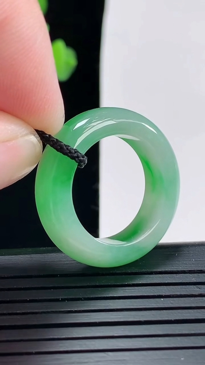 天然A货翡翠玉指环戒指，尺寸18-7-4.6重量:6.39g2026年4月25日
工厂直销收藏佳品,种好水足，色泽均匀，有种有色，上手高大气！