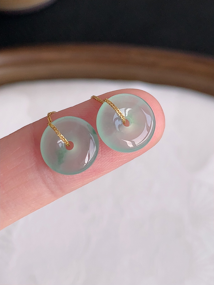 天然A货翡翠18K金镶嵌晴水飘花平安扣耳坠 
尺寸9.6-3mm 重量1.50g 0425