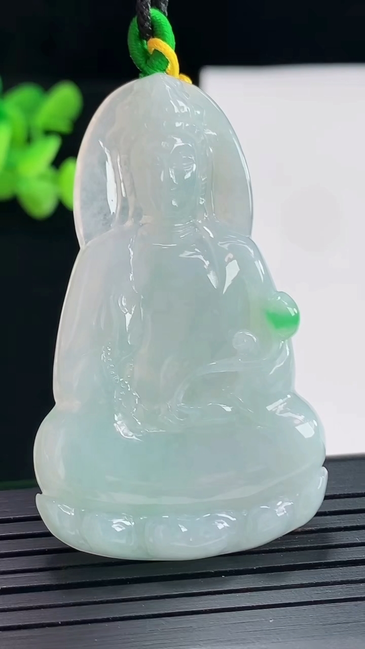 天然A货翡翠大势至菩萨吊坠，尺寸55-33.6-5.2重量:17.99g
4月25日