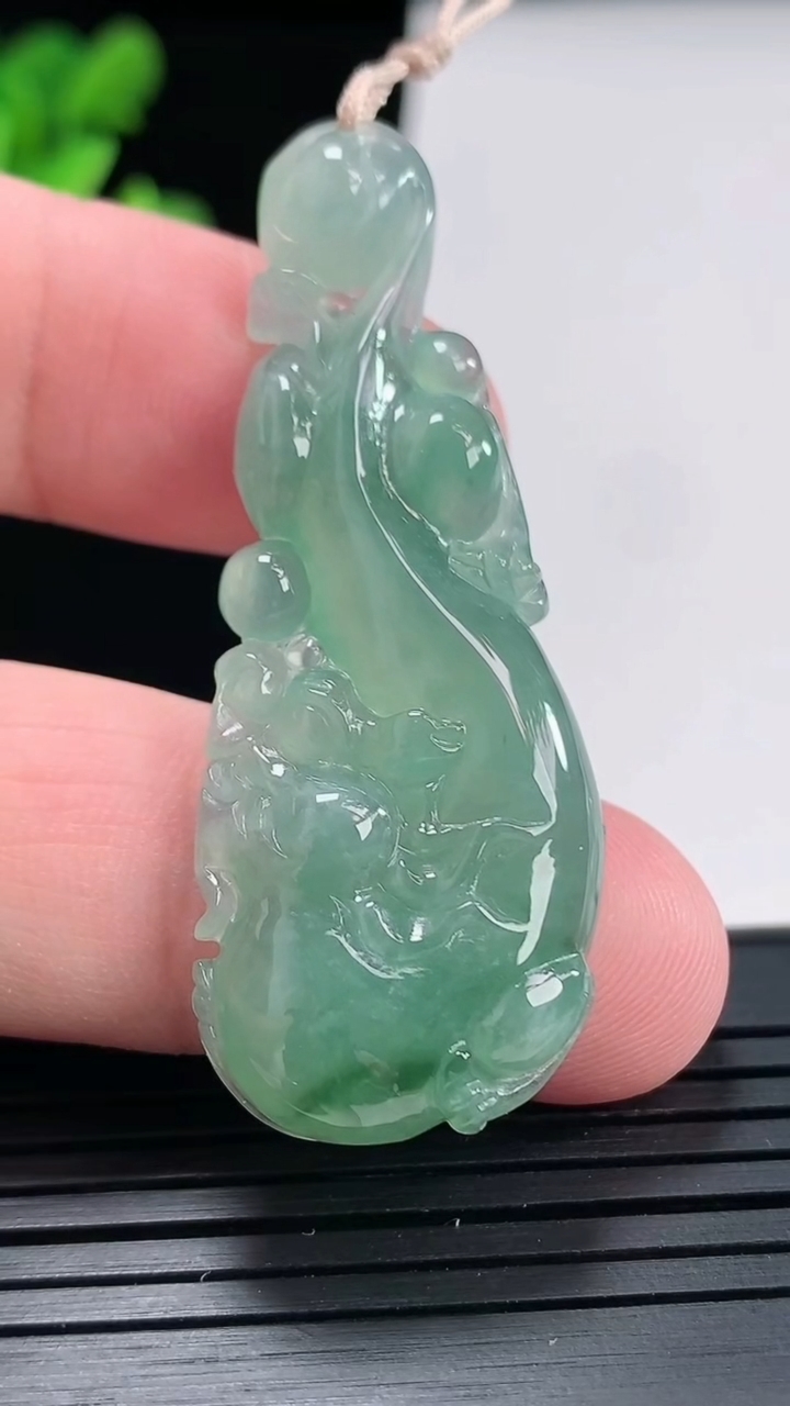 天然A货翡翠仿古龙吊坠，尺寸51.5-19-5.2重量:8.84g
4月25日