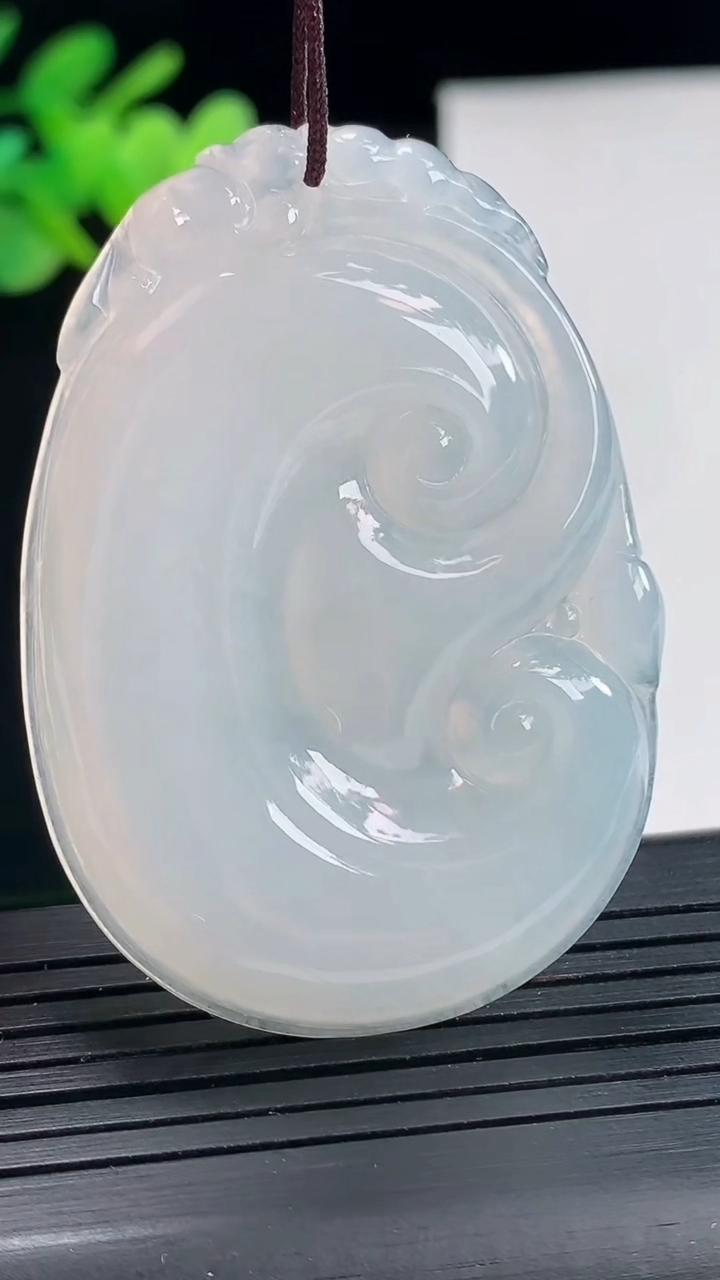 天然A货翡翠如意吊坠，尺寸52-37.6-5.9重量:20.95g
4月25日