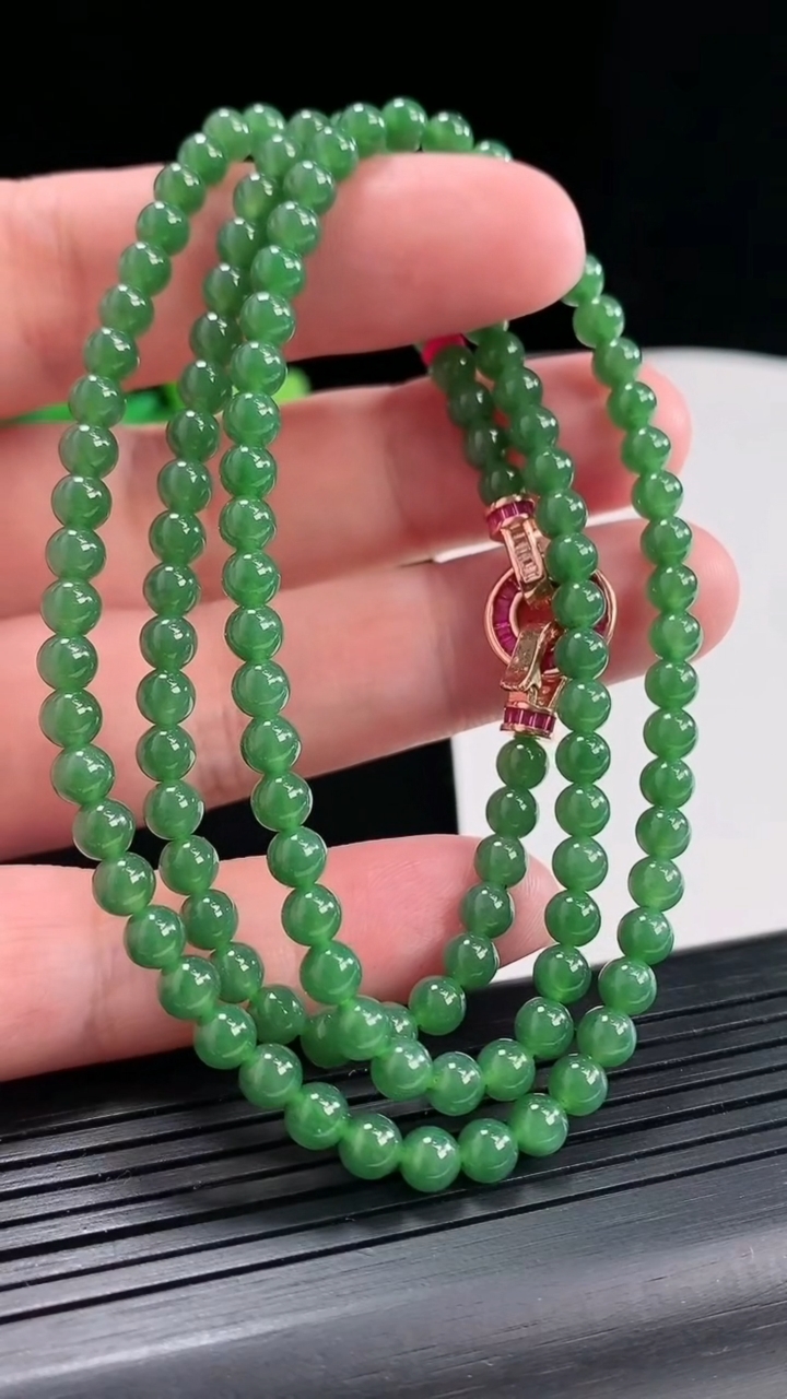 天然A货翡翠圆珠项链，尺寸4.5-130颗重量:22.97g4月25日
工厂直销收藏佳品,种好水足，色泽均匀，有种有色，上手高大气！