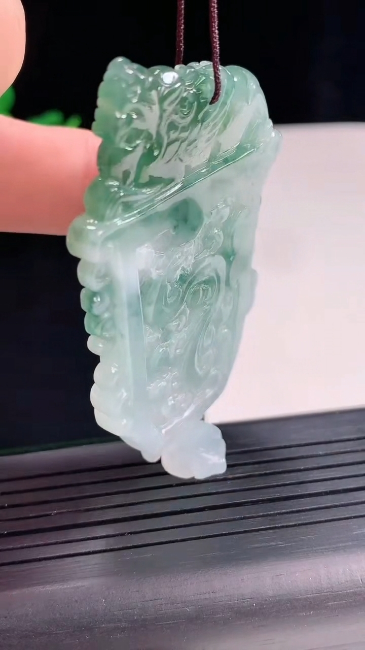 天然A货翡翠飘花仿古龙牌吊坠，尺寸63.5-40.6-5重量:28.68g
4月25日