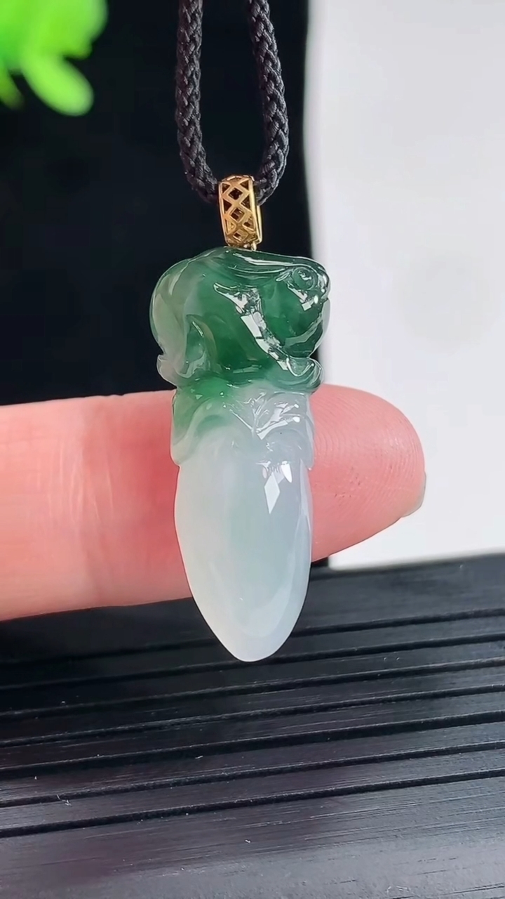 天然A货翡翠18k金飘花生肖兔吊坠，尺寸27-12-6重量:3.45g
4月25日