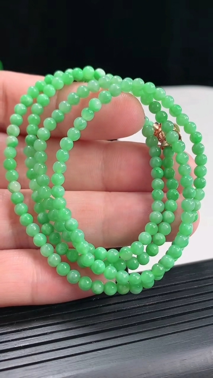 天然A货翡翠圆珠项链，尺寸3.5-180颗重量:13.89g4月25日
工厂直销收藏佳品,种好水足，色泽均匀，有种有色，上手高大气！
