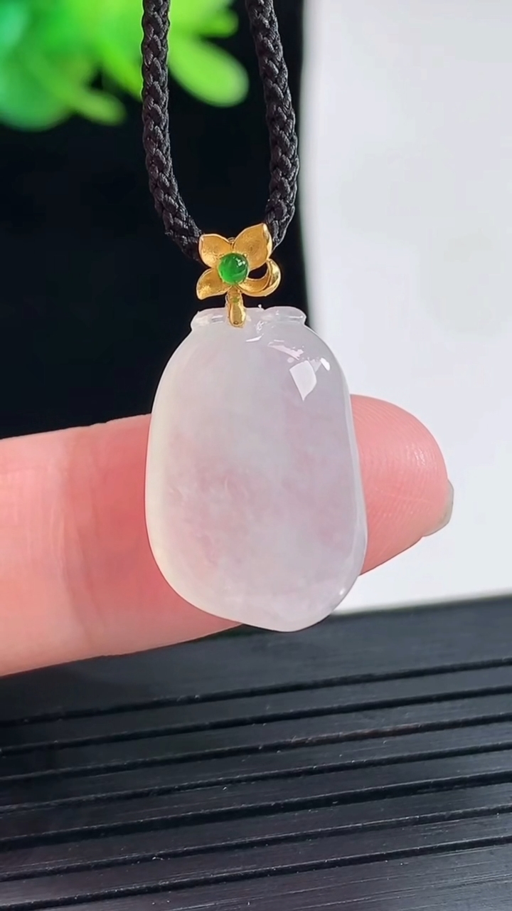 天然A货翡翠种白冰福瓜吊坠，尺寸18.6-13-6重量:3.00g
4月25日