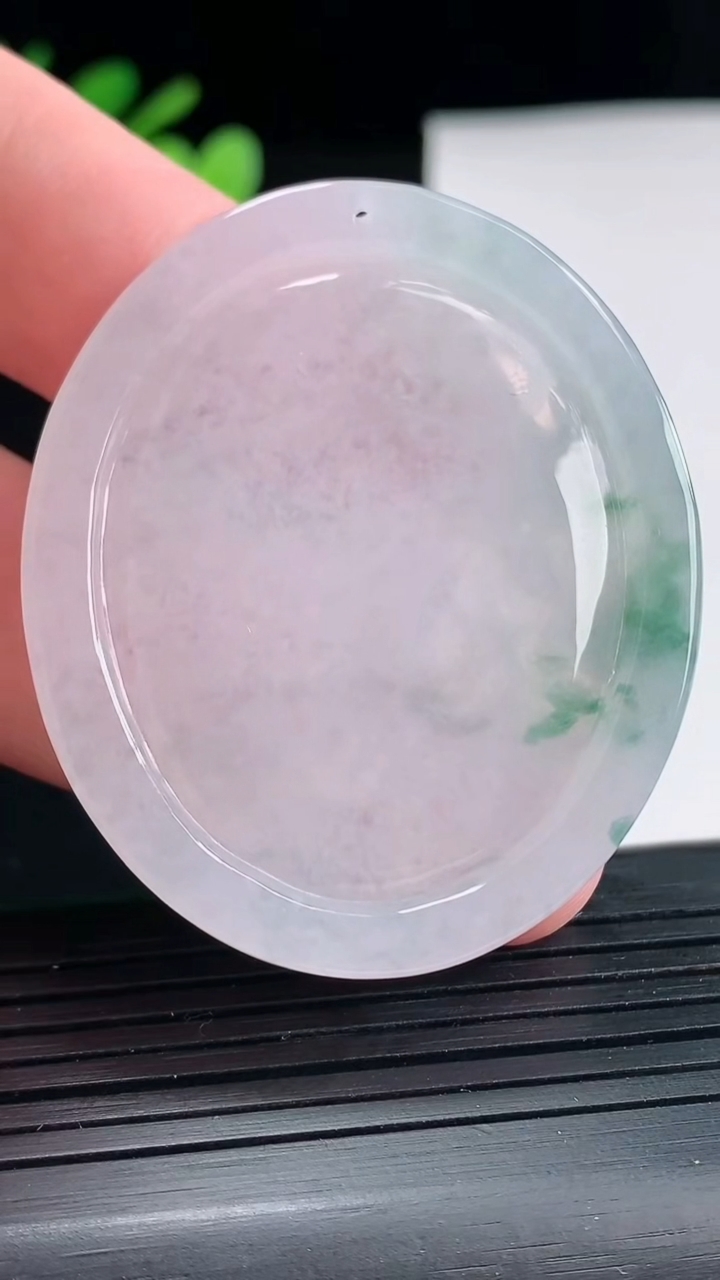 天然A货翡翠飘花生肖鼠吊坠，尺寸49.6-42-5.8重量:22.46g
4月25日