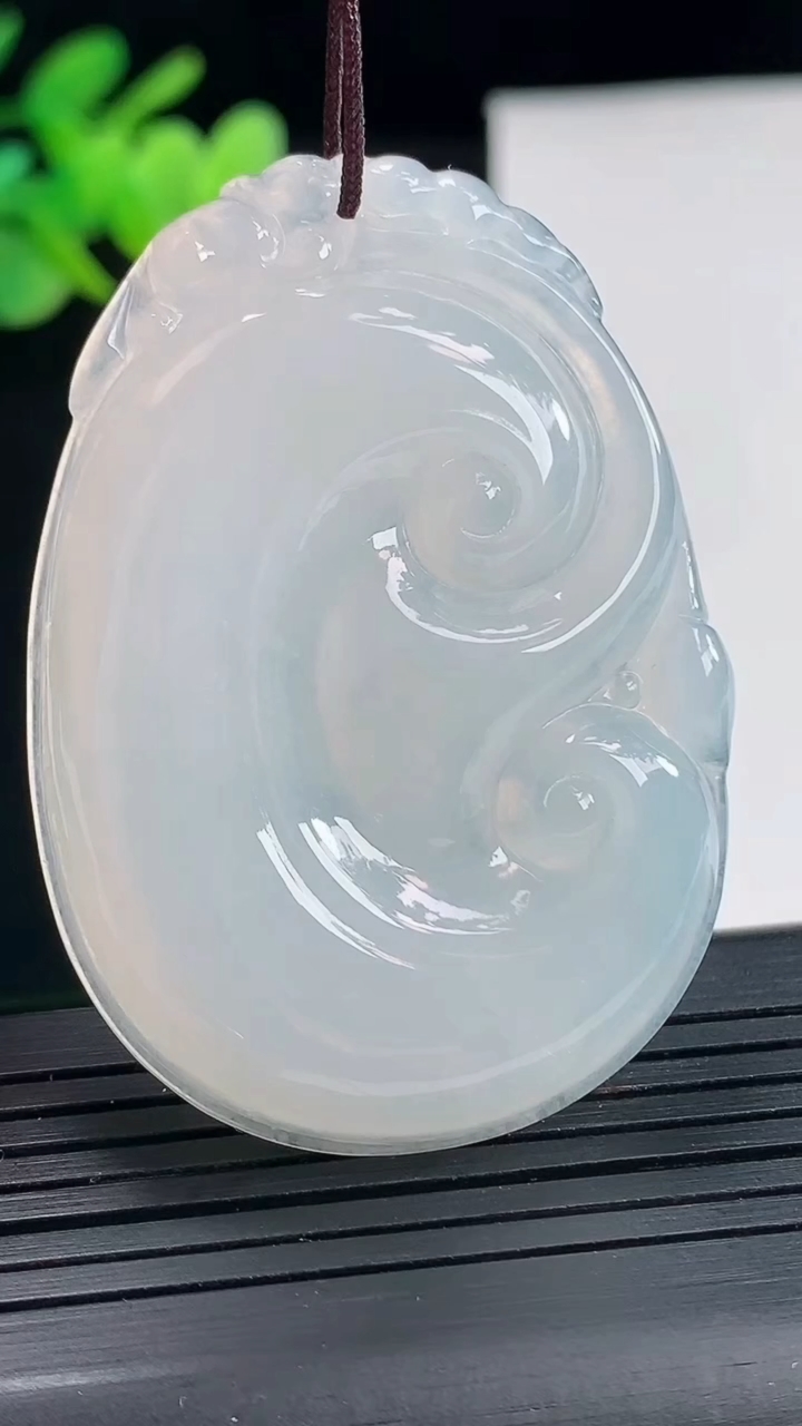 天然A货翡翠如意吊坠，尺寸52-37.6-5.9重量:20.95g
4月25日